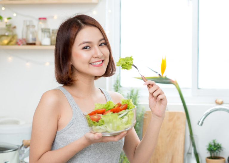 Penuaan Bisa Diperlambat dengan Makan Sehat, Ini 5 Tips yang Bisa Diikuti